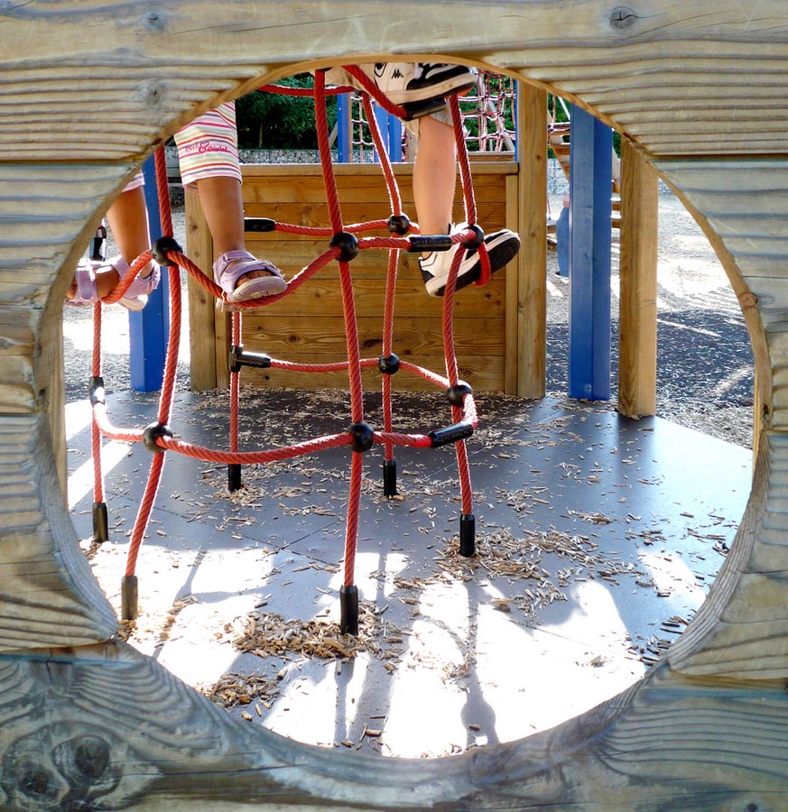 Mini-BMWs, Mini-Ducatis, Mini-Kalaschnikows – ein Nachmittag auf dem Assi-Spielplatz