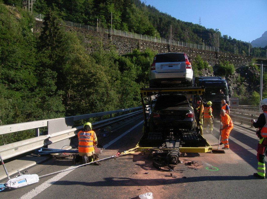 Ein Autotransporter hat am Dienstagmorgen 27. Juni 2018 auf der A2 im Kanton Uri seinen beladenen Anhänger verloren. Das Gefährt aus Albanien war nach Polizeiangaben nach 7 Uhr bergwärts Richtung Süde ...