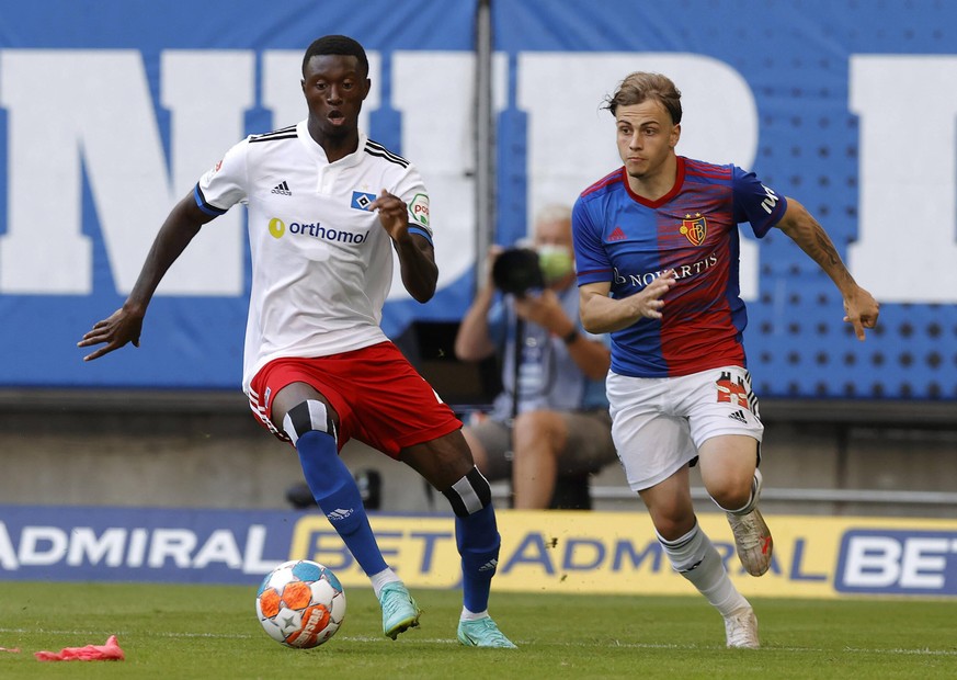 Saison-Eroeffnungsspiel Hamburger SV - FC Basel 17.07.2021 Testspiel Hamburger SV - FC Basel im Volksparkstadioin v.l.: Aaron Opoku Hamburger SV, Carmine Chiappetta *** Season opener Hamburger SV FC B ...