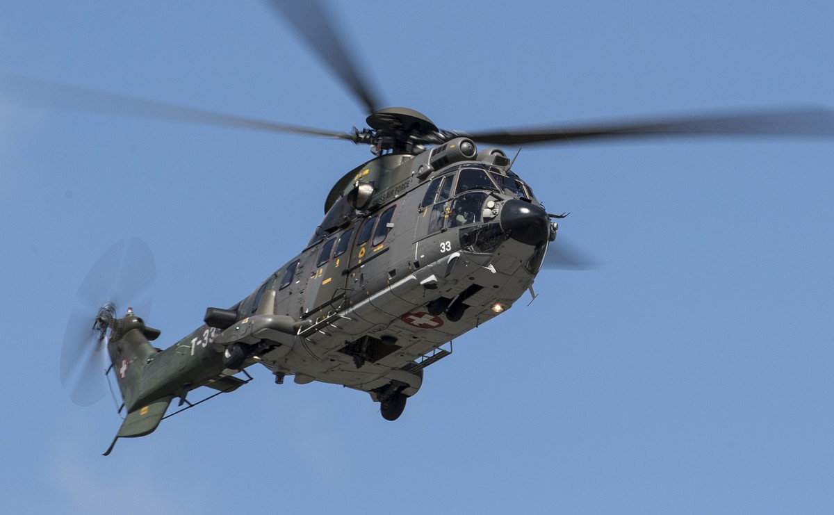 ARCHIVBILD ZUM ABSTURZ EINES SUPER PUMA ARMEEHELIKOPTERS AM GOTTHARDPASS -- Ein Pilot eines Super Puma Helikopters des "Super Puma Display Teams" der Schweizer Armee zeigt sein Koennen an ei ...