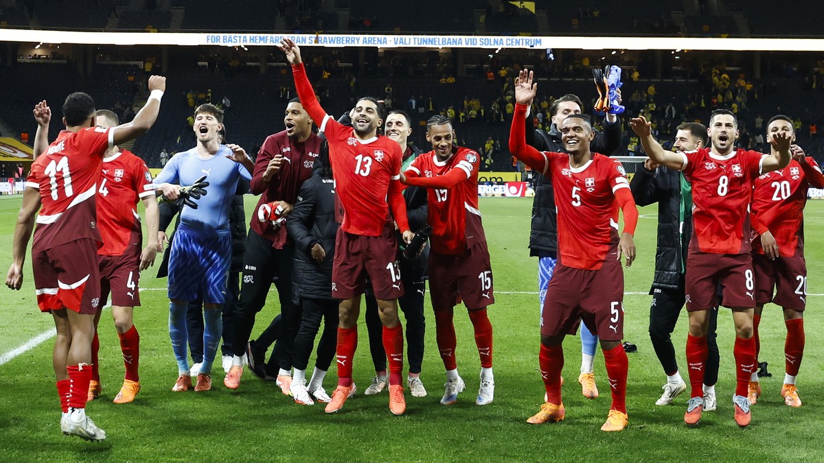 epa12445990 Players of Switzerland greet their supporters after winning the 2026 FIFA World Cup qualifying soccer match between Sweden and Switzerland in Stockholm, Sweden, 10 October 2025. EPA/Stefan ...
