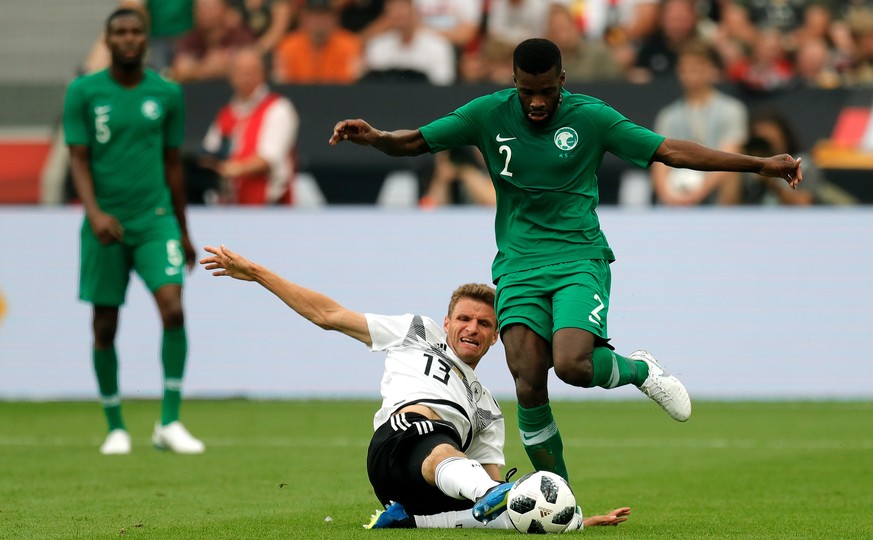 epa06794792 Germany&#039;s Thomas Mueller (L) in action against Saudi Arabia&#039;s Mansour Alharbi during the international friendly soccer match between Germany and Saudi Arabia in Leverkusen, Germa ...