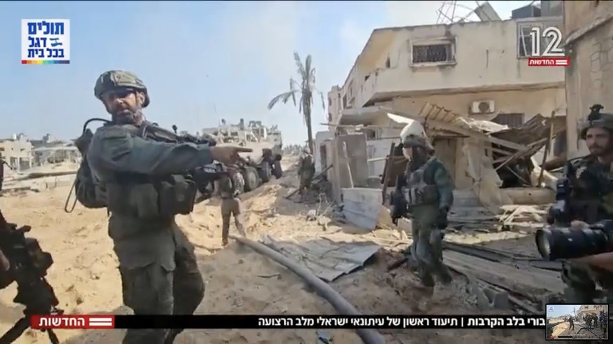 Szene aus der TV-Reportage des israelischen Journalisten Nir Dvori, mit israelischen Soldaten im Gazastreifen.