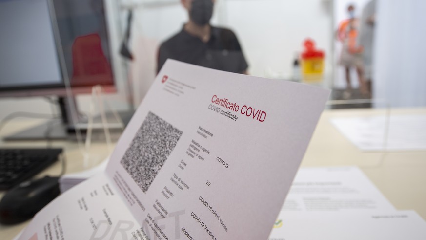 Ein Covid-Zertifikat Schweiz aufgenommen am Dienstag, 15. Juni 2021 in Giubiasco. Das Covid-Zertifikat enthaelt neben Name, Vorname, Geburtsdatum und einer Zertifikatsnummer auch die Angaben zur Covid ...