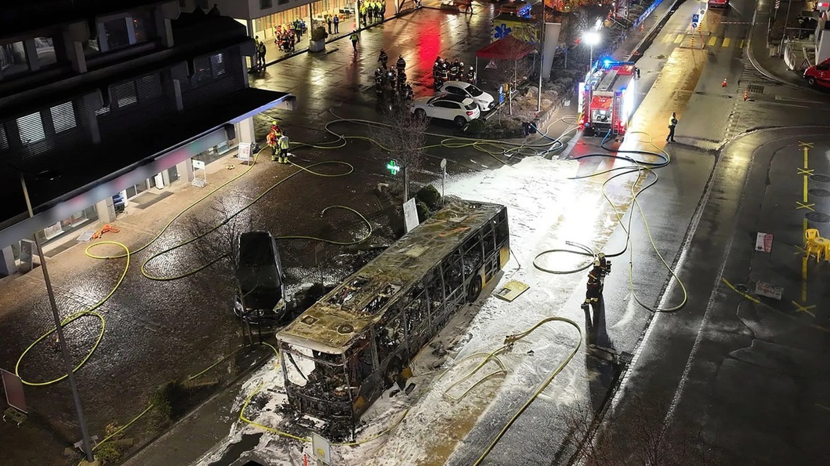 La photo publiée par la police cantonale de Fribourg montre le bus calciné.