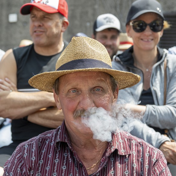 Die Besucher geniessen das Schwingen in der Schwingerarena im 4. Gang beim traditionellen Stoos Schwingfest vom Montag, 9. Juni 2025 auf dem Stoos. (KEYSTONE/Urs Flueeler).