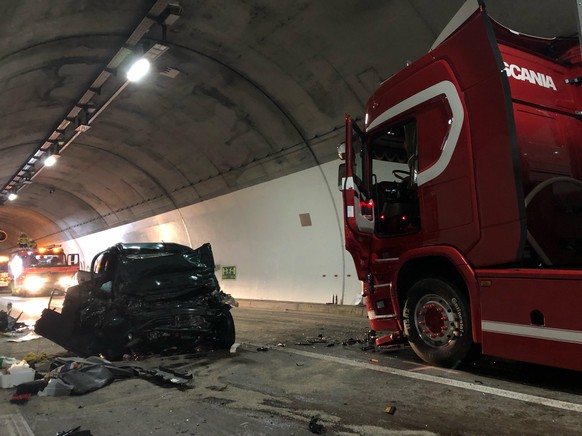 In einem Tunnel der Autobahn A3 am Walensee ist am 28. September 2021 ein Autofahrer frontal mit einem Sattelschlepper zusammengestossen und tödlich verletzt worden. Der Lastwagenfahrer wurde leicht v ...