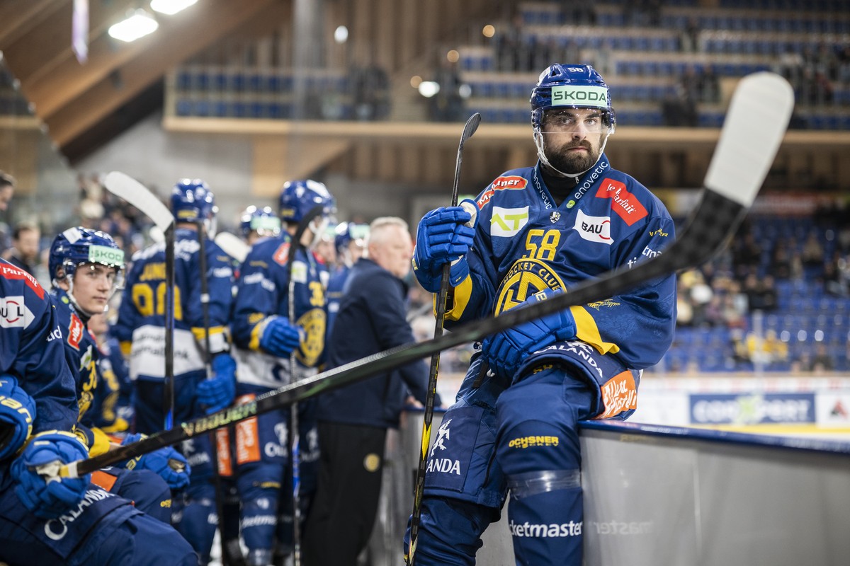 Frederic Allard (HCD), rechts, im Eishockey Spiel der National League zwischen HC Davos (HCD) und HC Ajoie (HCA), am Freitag, 2. Oktober 2026, in der VAT Arena in Davos. (KEYSTONE/Gian Ehrenzeller)