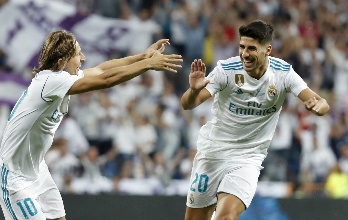 epa06147735 Real Madrid's striker Marco Asensio (R) celebrates with teammate Luka Modric during the Super Cup second leg match between Real Madrid and FC Barcelona at the Santiago Bernabeu stadiu ...