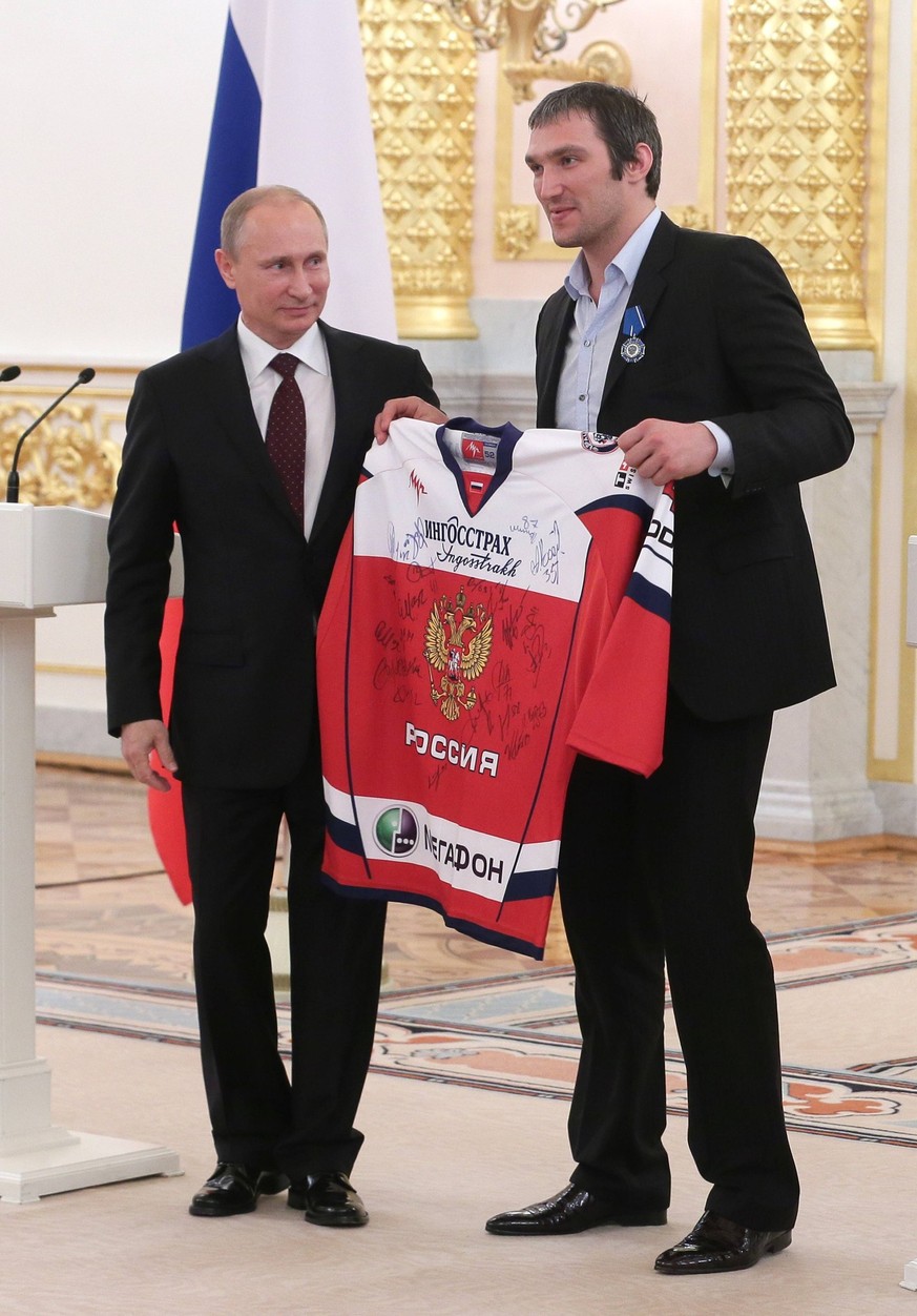 ITAR-TASS: MOSCOW, RUSSIA. MAY 27, 2014. President of Russia Vladimir Putin (L) and player Alexander Ovechkin appear at a ceremony in the Kremlin where state awards were presented to the members of th ...
