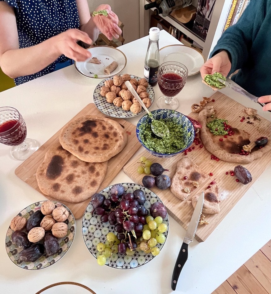 Wir kochen eine 2000-jährige Pizza aus Pompeji. 
F yeah. 
Eine römische Pizza. Literally.