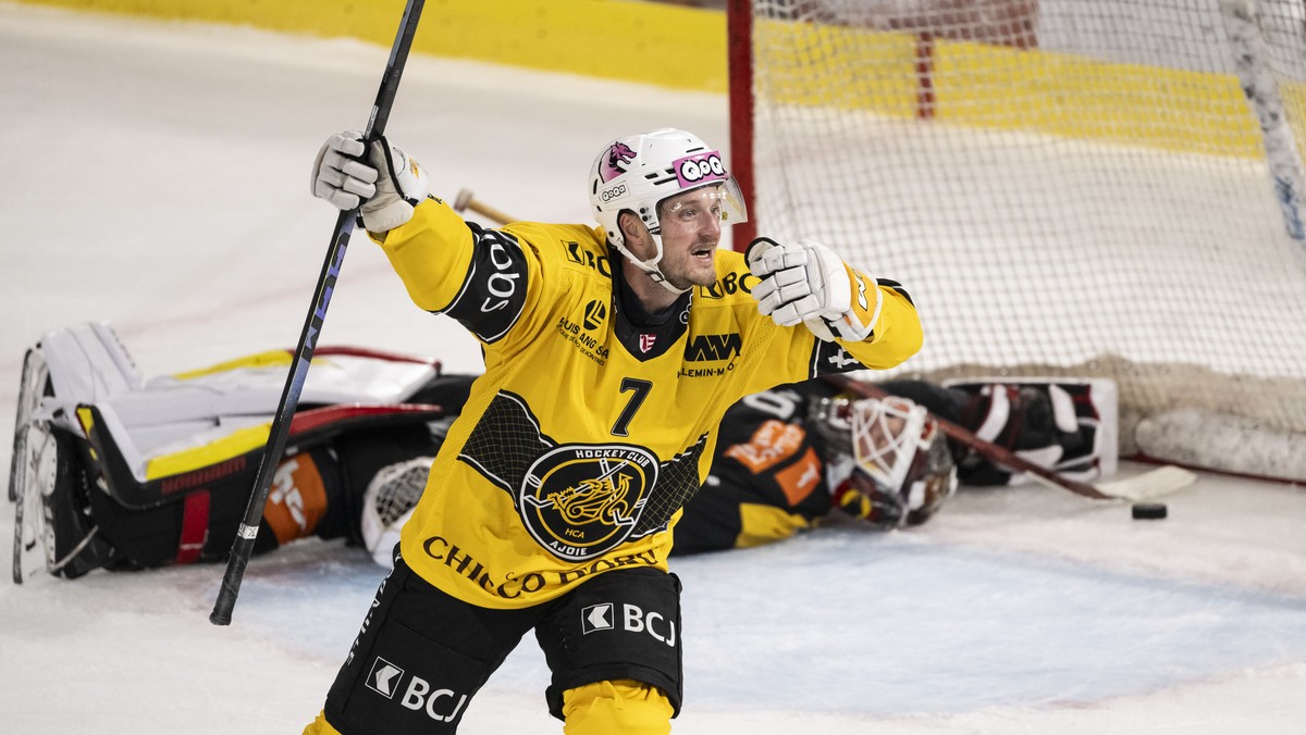 KEYPIX - Torhueter Connor Hughes (SCB), hinten, liegt geschlagen auf dem Ruecken, Daniel Carr (HCA) jubelt nach dem Siegestor seiner Mannschaft in der Overtime, im Spiel der Eishockey National League  ...