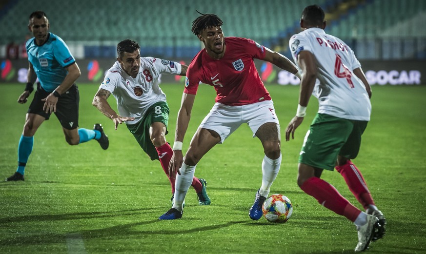 epa07920823 Tyrone Mings of England (2-R) in action against Georgi Pashov of Bulgaria (R) and Georgi Sarmov of Bulgaria (2-L) during the UEFA EURO 2020 qualifying group A soccer match between Bulgaria ...