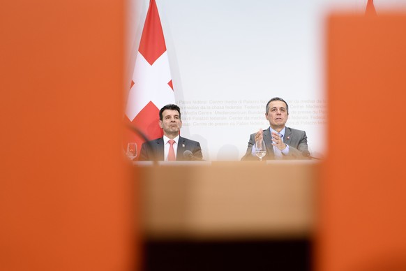 Bundesrat Ignazio Cassis, rechts, spricht an der Seite von Roberto Balzaretti, Staatssekretaer, links, an einer Medienkonferenz ueber die Beziehungen Schweiz - EU, am Mittwoch, 4. Juli 2018, im Medien ...