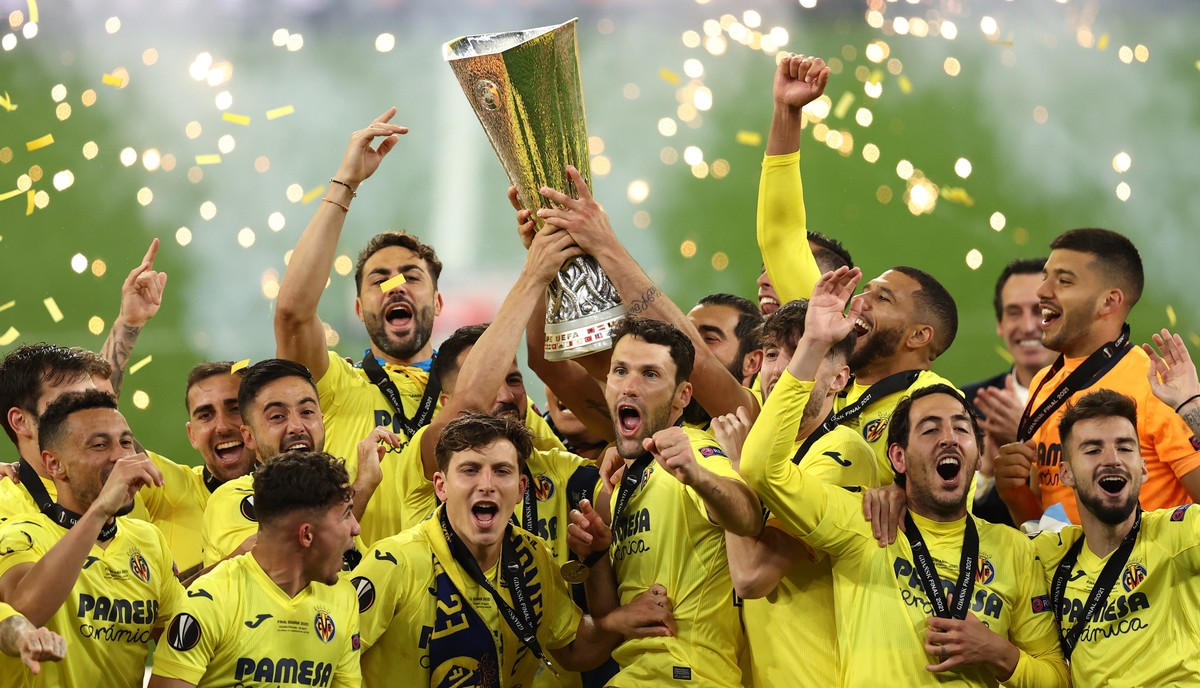 epaselect epa09230316 Players of Villarreal celebrate with the trophy after winning the UEFA Europa League final soccer match between Villarreal CF and Manchester United in Gdansk, Poland, 26 May 2021 ...