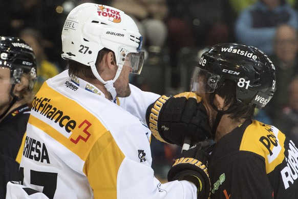 $LuganoÃs Alessandro Chiesa, links, gegen und $Berns Simon Moser, rechts, beim Eishockey Meisterschaftsspiel der National League zwischen den SC Bern und dem HC Lugano, am Samstag, 16. September 2017 ...