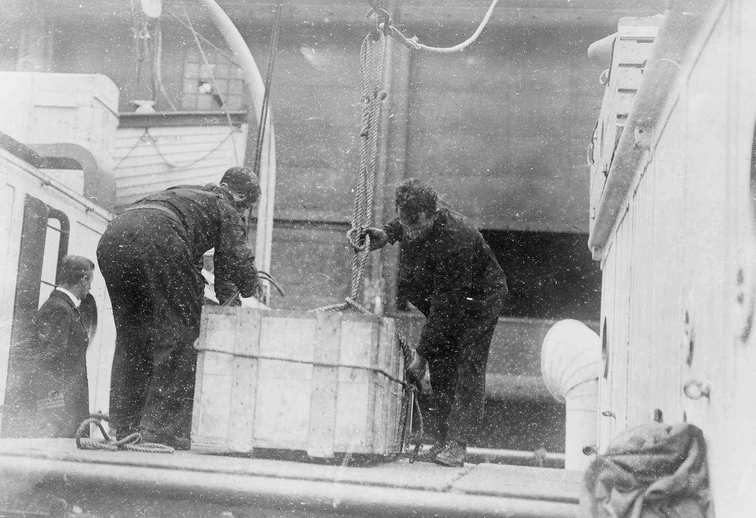 Die Leiche eines Opfers des Untergangs wird von einem Schiff geladen, 24. Mai 1915.
https://www.loc.gov/item/97510258/