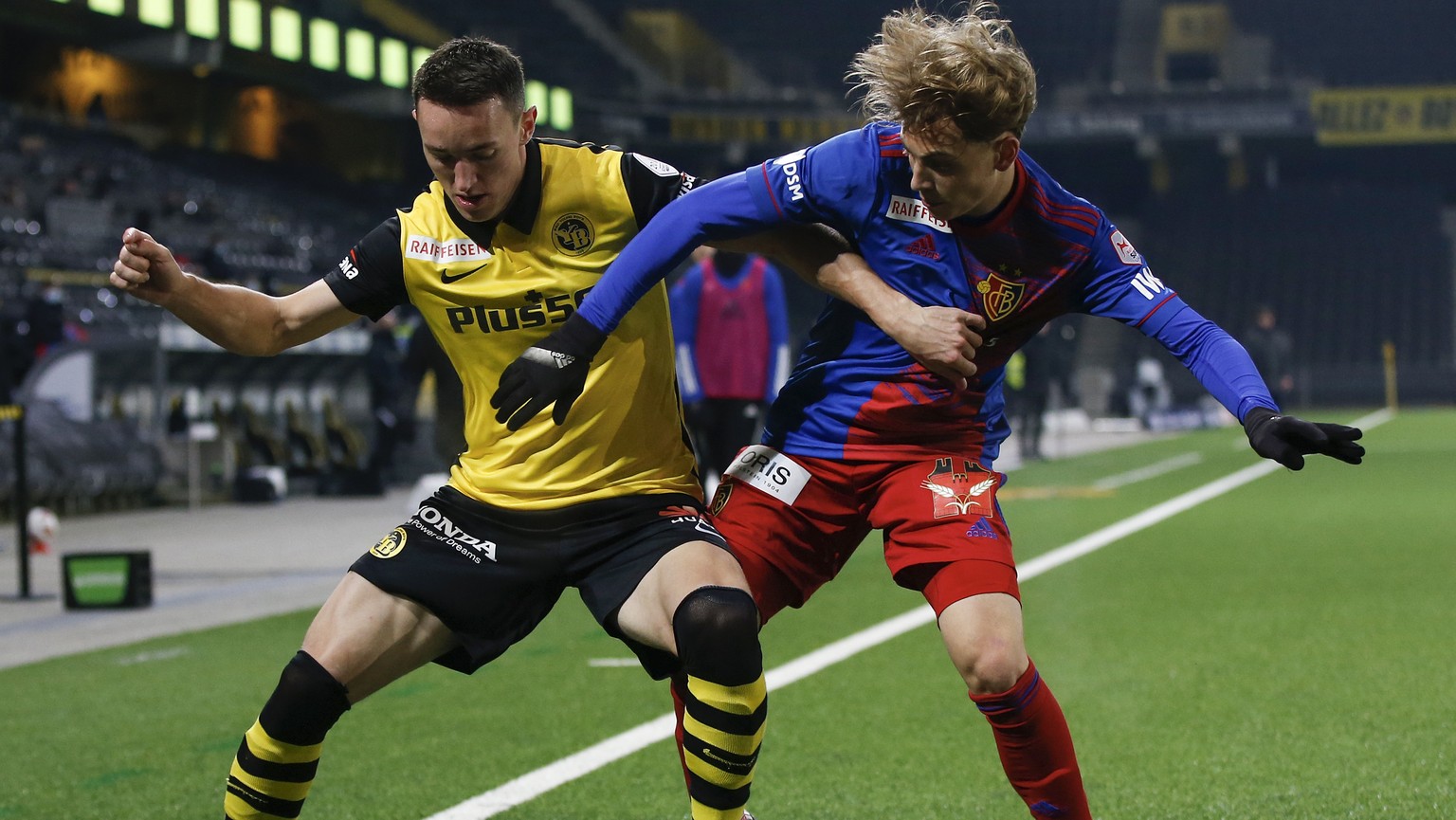 YBs Silvan Hefti, links, und Basels Carmine Chiappetta in Aktion im Super League Spiel zwischen dem BSC Young Boys Bern und dem FC Basel, am Samstag, 21. Novmber 2020 im Stadion Wankdorf in Bern. (KEY ...