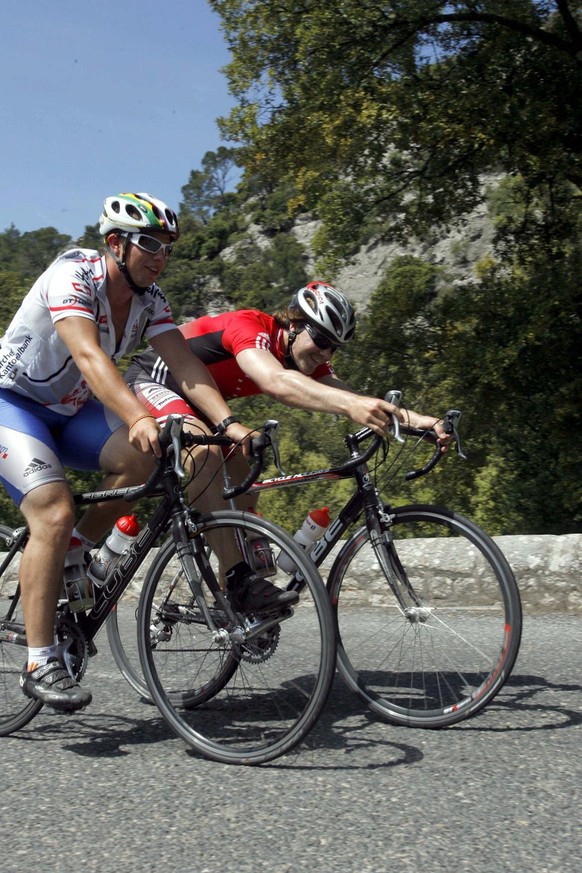 Beat Feuz und Marc Berthod, von links, treten in die Pedalen auf einer 150km langen Radetappe, anlaesslich des einwoechigen Trainingslagers der Schweizer Herren Ski Nationalmannschaft, am Freitag 23.  ...