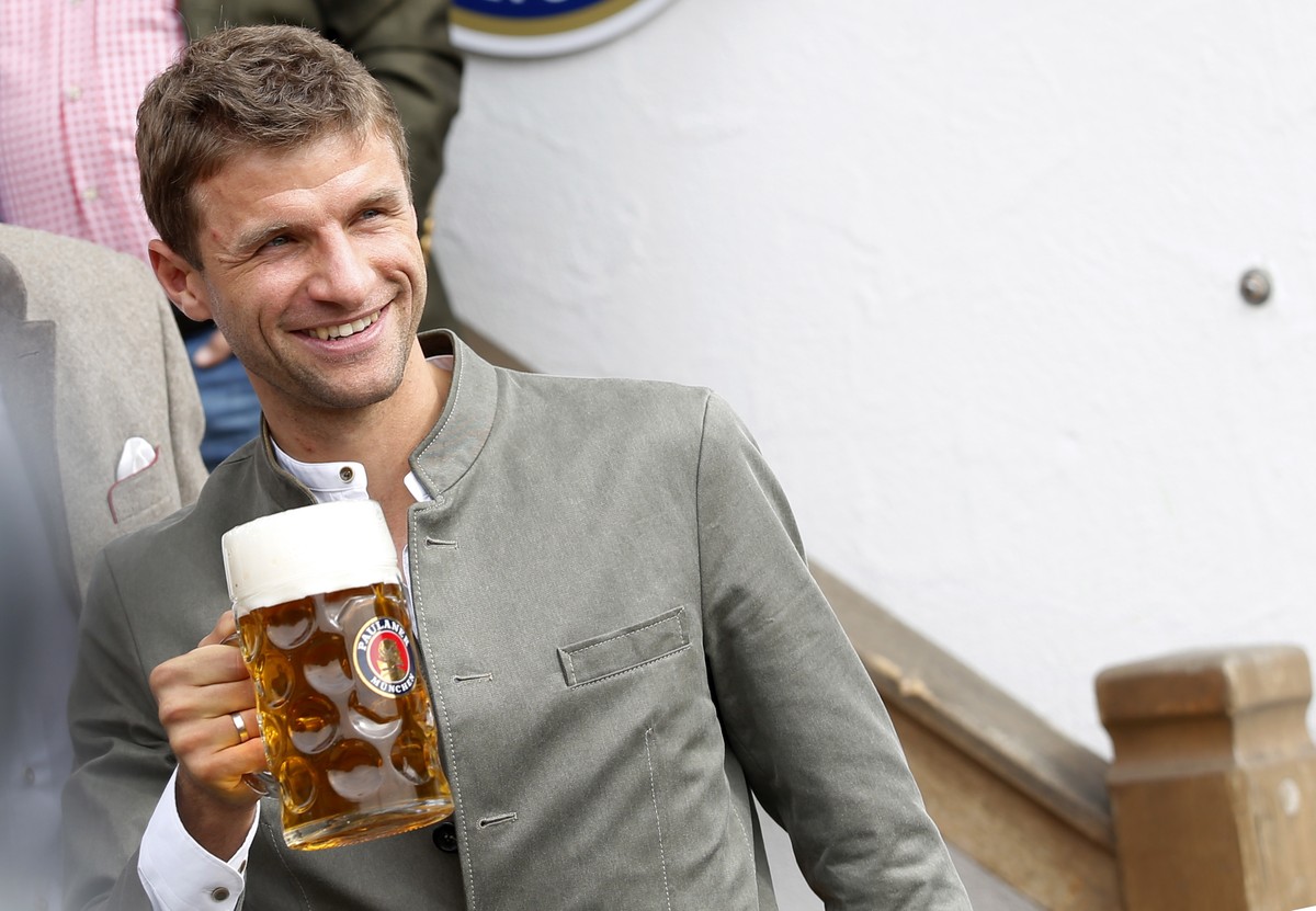 epa07900758 Bayern Munich's Thomas Mueller arrives at the Oktoberfest beer festival in Munich, Germany, 06 October 2019. EPA/MICHAELA REHLE