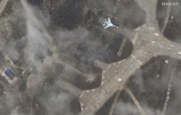 Zwei Nächte in Folge hat die Ukraine den Militärstützpunkt angegriffen und dabei gemäss Maxar auch eine Su-27 zerstört.