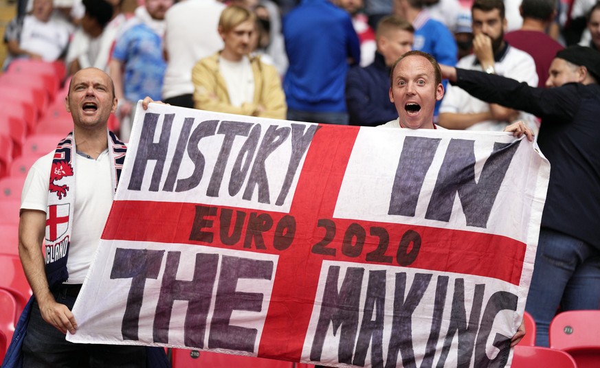 epa09338033 England fans cheer for their team before the UEFA EURO 2020 final between Italy and England in London, Britain, 11 July 2021. EPA/Frank Augstein / POOL (RESTRICTIONS: For editorial news re ...