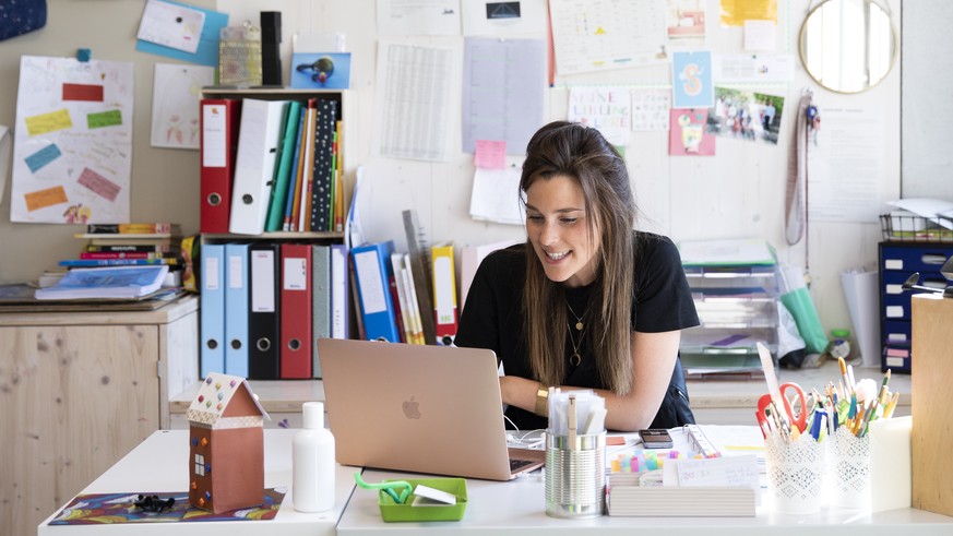 Svenja Kiechler, Lehrerin der Unterstufe im Schulzentrum Schlossmatt in Muensingen, unterrichtet ihre Schueler im Fernstudium waehrend einer Videokonferenz mit dem Laptop, am Mittwoch, 22. April 2020  ...