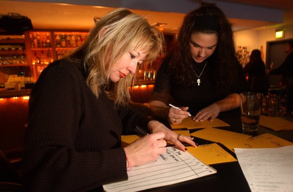 -- Thursday, January 2, 2003, Sacramento, Calif. -- Liquid Bar, owner, Julie Hunt, left, and Amber Scott, right, grade questions from participants at Thursday nights Pub Quiz . ( The Sacramento Bee )  ...