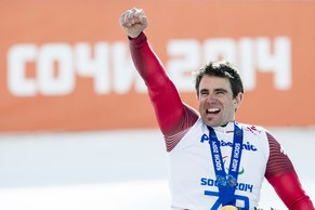 Kunz feiert seine Goldmedaille.