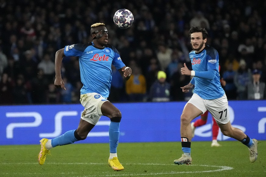 Napoli&#039;s Victor Osimhen, left, and Napoli&#039;s Khvicha Kvaratskhelia run for the ball during the Champions League round of 16 second leg soccer match between SSC Napoli and Eintracht Frankfurt  ...