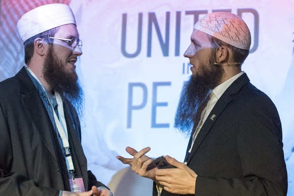 Abdel Azziz Qaasim Illi, Vorstandsmitglied, rechts, und Nicolas Blancho, Praesident des IZRS, rechts, sprechen an der Veranstaltung &quot;Islam Salam - United in Peace&quot; organisiert vom Islamische ...