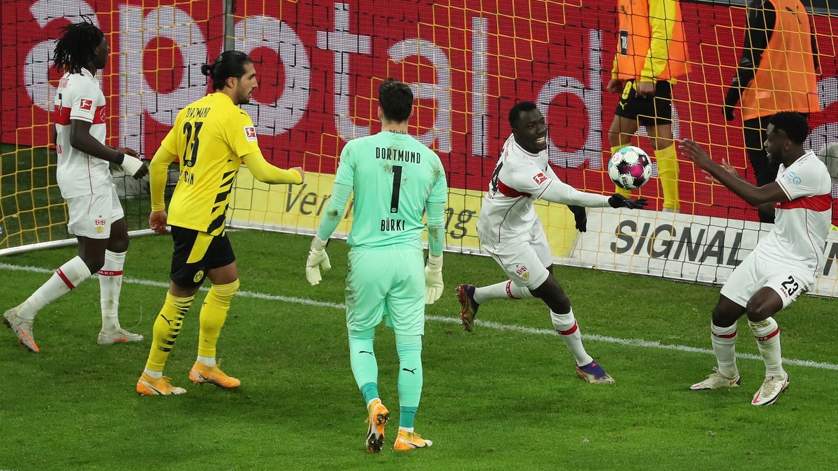 epa08879532 Stuttgart's Silas Wamangituka (2-R) celebrates with teammate Orel Mangala (R) after scoring his team's second goal during the German Bundesliga soccer match between Borussia Dort ...