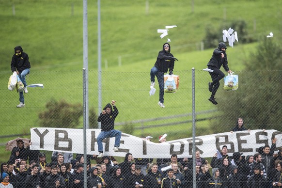 YB-Fans werfen Papierflieger von einem Zaun, beim Fussball 1/16-Final Cup Spiel zwischen dem BSC Young Boys und dem FC Bazenheid, am Sonntag, 18. September 2016, auf dem Sportplatz Ifang in Bazenheid. ...