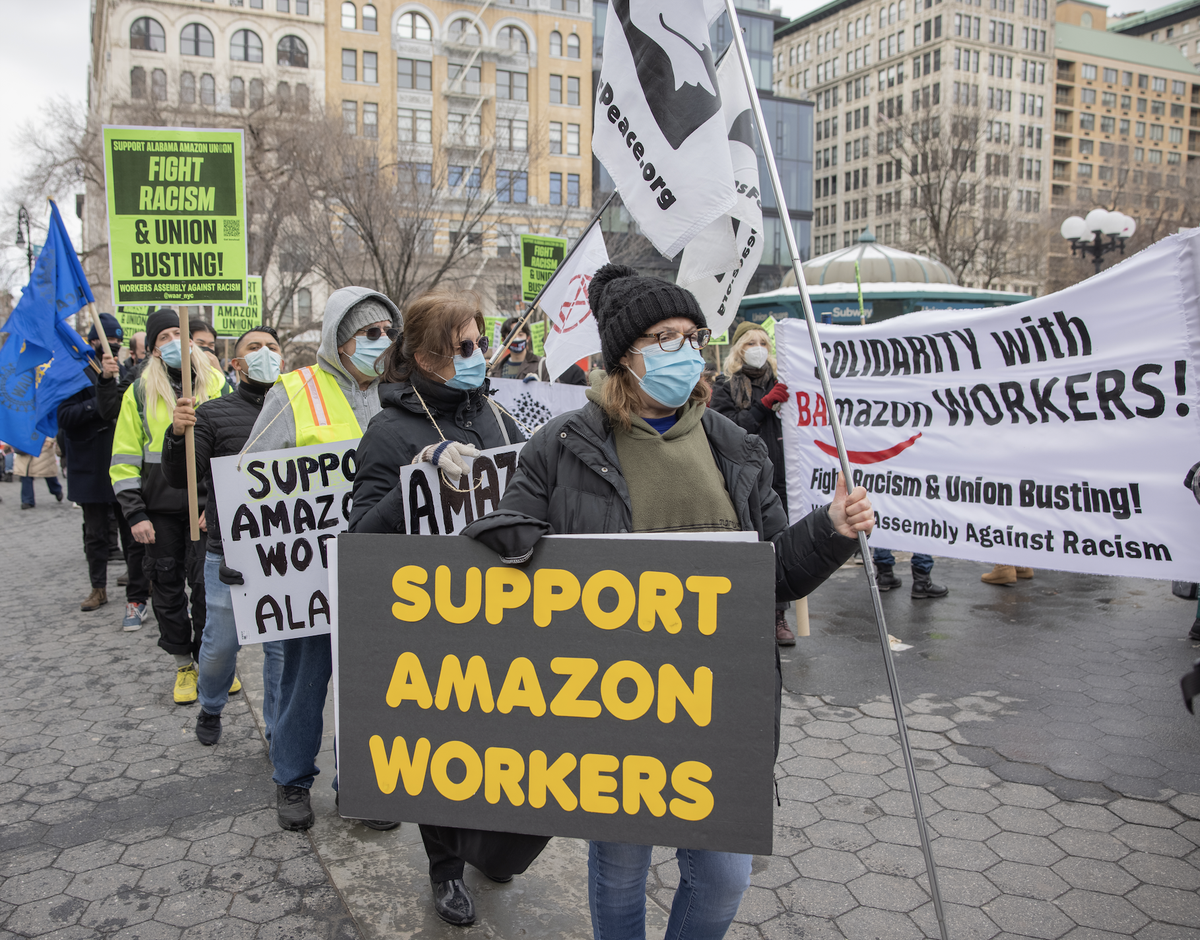 Des manifestants se rassemblent dans le parc Union Square en février 2021 pour soutenir les travailleurs de l'entrepôt Amazon de Bessemer, en Alabama, qui cherchent à former un syndicat.