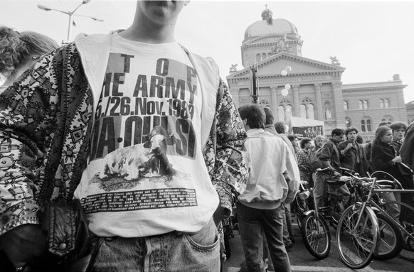 ARCHIVE --- VOR 25 JAHREN, AM 26. NOVEMBER 1989, WURDE UEBER DIE ARMEEABSCHAFFUNGS-INITIATIVE DER GRUPPE SCHWEIZ OHNE ARMEE ABGESTIMMT. DIE RADIKALE INITIATIVE DER GSOA WURDE IM VORFELD DER ABSTIMMUNG ...