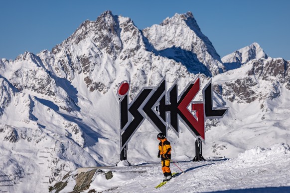 ABD0161_20211203 - ISCHGL - �STERREICH: Wintersportler bei Ischgl Schriftzug am Freitag, 03. Dezember 2021, anl. der Er�ffnung der Wintersaison im Skigebiet Ischgl, in Tirol. - FOTO: APA/EXPA/JOHANN G ...