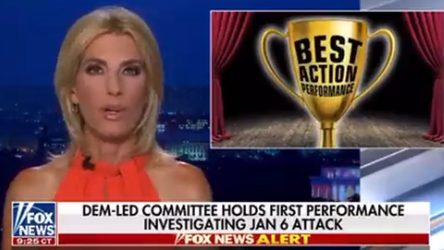 Laura Ingraham verleiht einem Kapitol-Polizisten einen künstlichen Award.