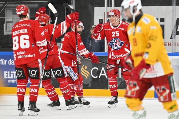 SC Rapperswil-Jona Lakers Nando Eggenberger, rechts, bejubelt sein 2-0 im Eishockeyspiel der National League zwischen den Rapperswil-Jona Lakers und den SCL Tigers, am Samstag, 24. September 2022, in  ...