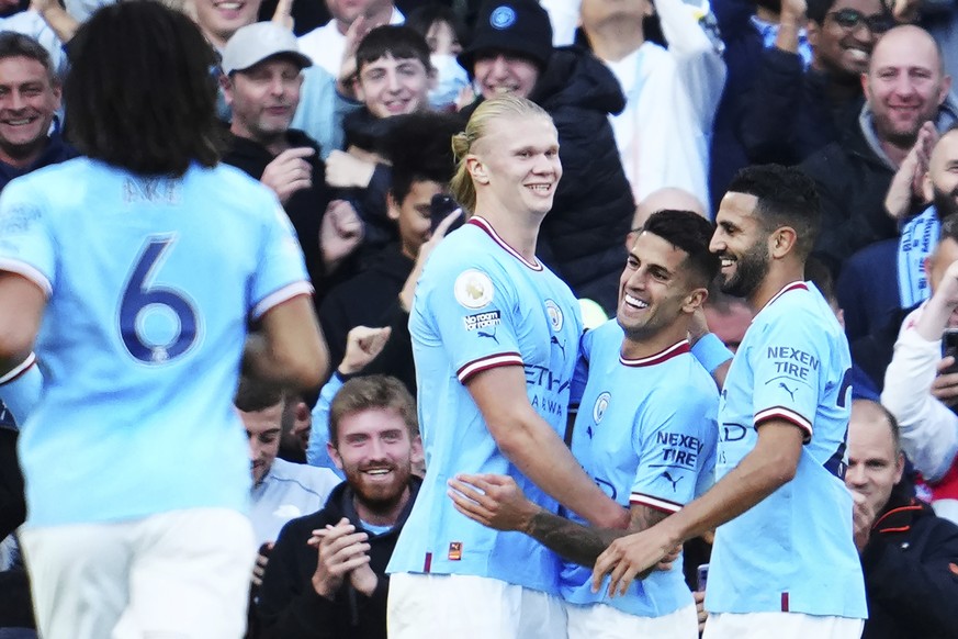 Manchester City&#039;s Erling Haaland, centre, celebrates with teammates after scoring their side&#039;s fourth goal during the English Premier League soccer match between Manchester City and Southamp ...