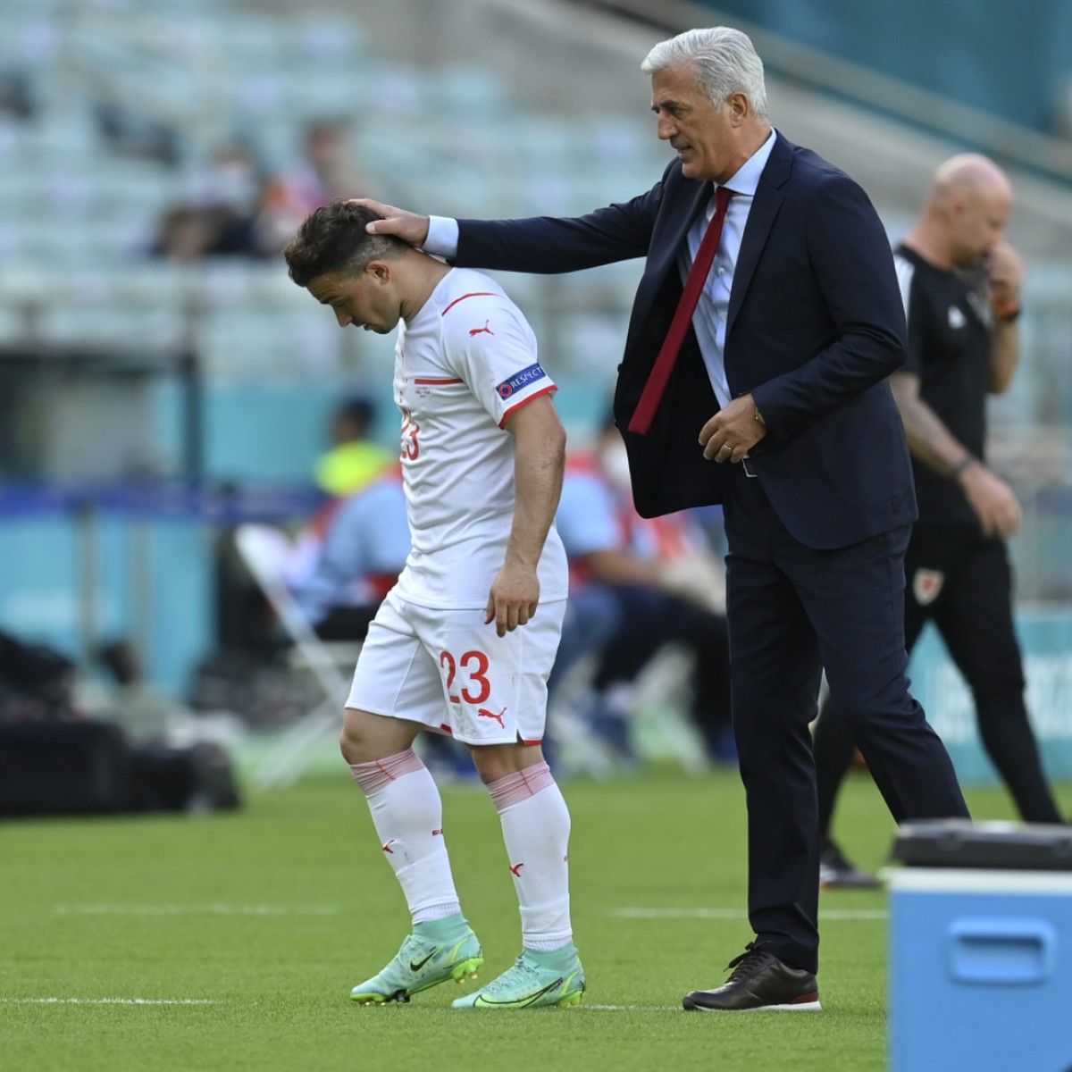 Vladimir Petkovic r�conforte Xherdan Shaqiri.