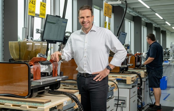 Adrian Steiner in der Produktion seines Unternehmens Thermoplan AG.