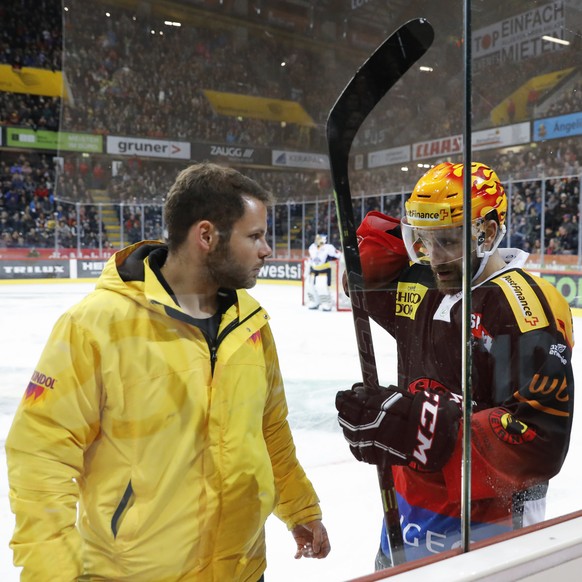 Physiotherapeut Dominique Nyffenegger kuemmert sich nach einem Check um Berns Topscorer Mark Arcobello, im Eishockey Meisterschaftsspiel der National League zwischen dem SC Bern und dem EV Zug, am Sam ...