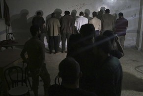 Syrische Gefangene müssen vor dem Verhör mit dem Gesicht zur Wand stehen.