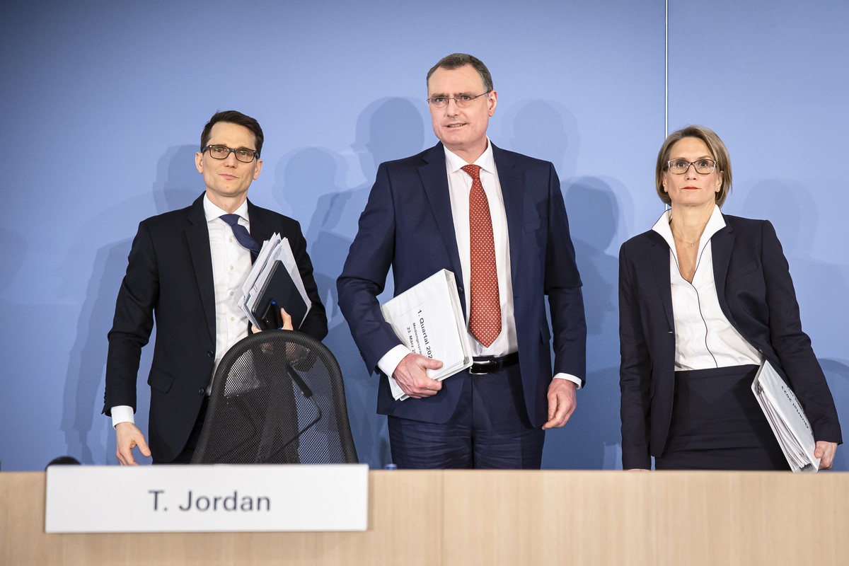 epa10538283 Swiss National Bank's (SNB) Chairman of the Governing Board Thomas Jordan (C), Vice Chairman of the Governing Board Martin Schlegel (L) and Member of the Governing Board Andrea Maechl ...