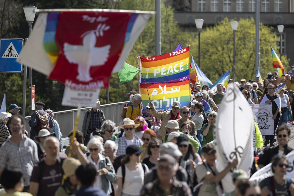 Personen nehmen Teil beim Ostermarsch unter dem Motto, wir sind viele  Widerstand gegen Krieg, Gewalt und Unterdrueckung staerken, am Ostermontag, 6. April 2026, in Bern. (KEYSTONE/Peter Schneider)