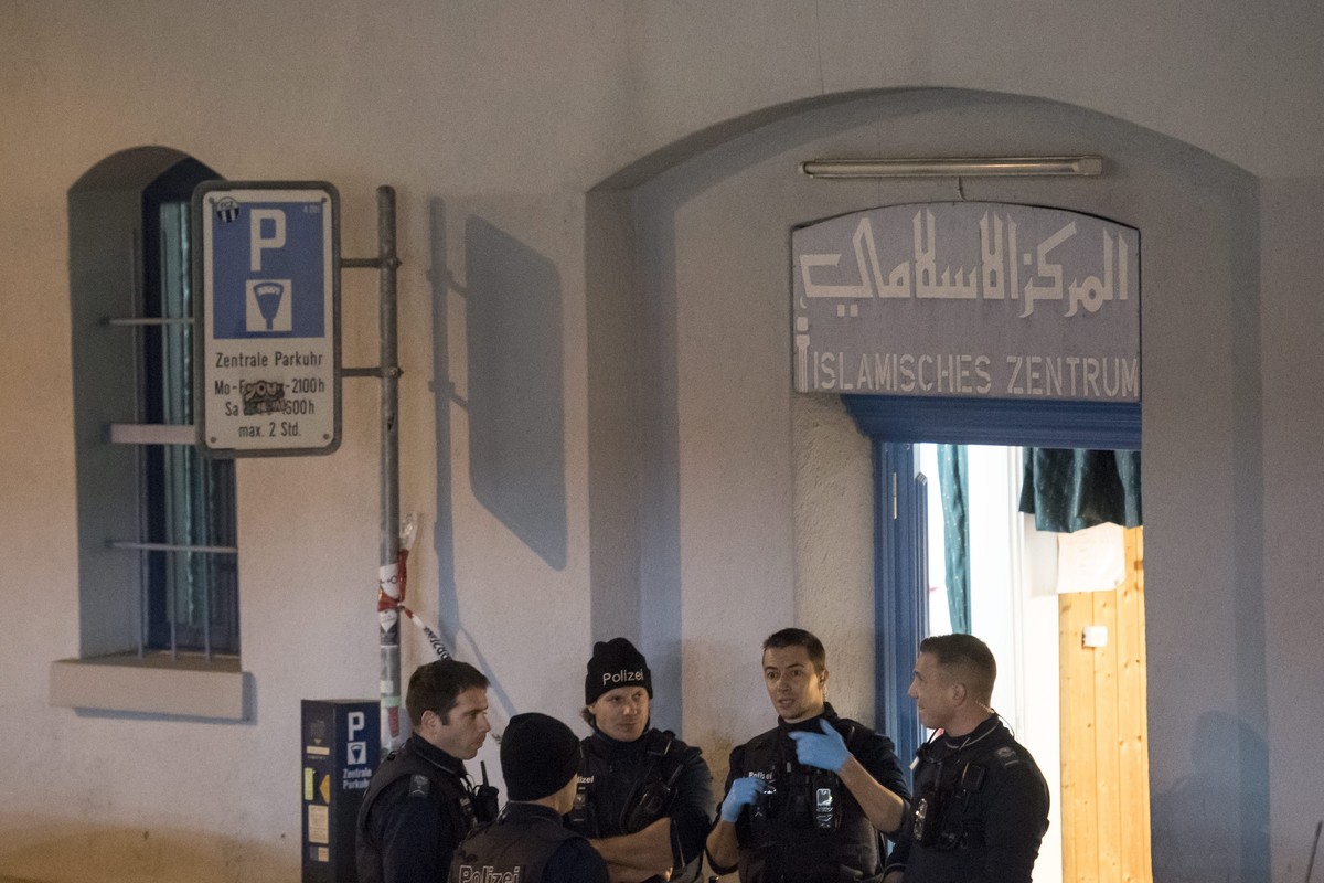 epa05682604 Policemen secure the entrance of the Islamic center after a shooting in Zurich, Switzerland, 19 December 2016. Three people were injured at the shooting near Zurich's main railway sta ...