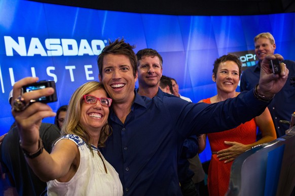 GoPro-Gründer Nick Woodman am ersten Handelstag der GoPro-Aktie im Juni 2014: Der Moment wird selbstverständlich mit der Actionkamera festgehalten.