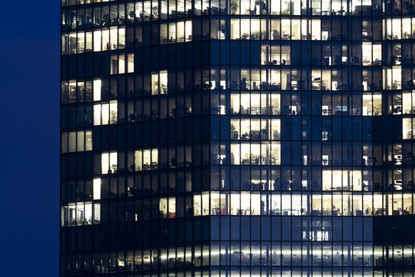 Das Buero-Hochhaus Prime-Tower fotografiert in der Daemmerung um 17:30 Uhr am ersten Tag des Teil-Lockdowns mit Home-Office-Pflicht, Montag am 18. Januar 2021 in Zuerich. (KEYSTONE/Gaetan Bally)