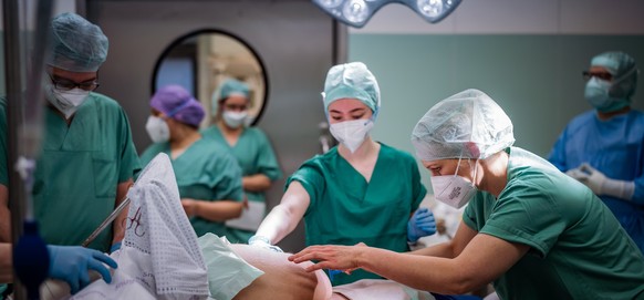 Kaisergeburt im Uniklinikum Essen *** NUR FÜR REDAKTIONELLE ZWECKE *** EDITORIAL USE ONLY ***Kaiserschnittgeburt im Kreissaal am Mittwoch 26.01.2022 in der Frauenklinik des Uniklinikums in Essen. Deut ...