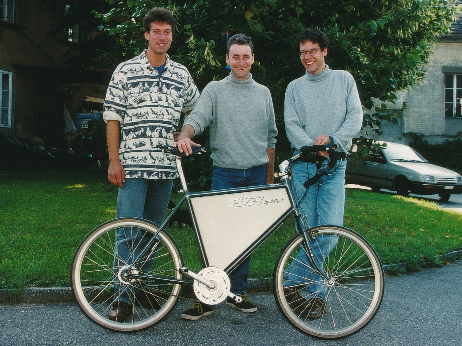 BKTech AG-Gründer Philipp Kohlbrenn (Mitte) und die beiden Flyer-Konstrukteure Christian Häuselmann (links) und Reto Böhlen (rechts). Davor ein «FLYER Classic», das erste von 1995 bis 1999 in Kleinserie hergestellte Serienprodukt.
